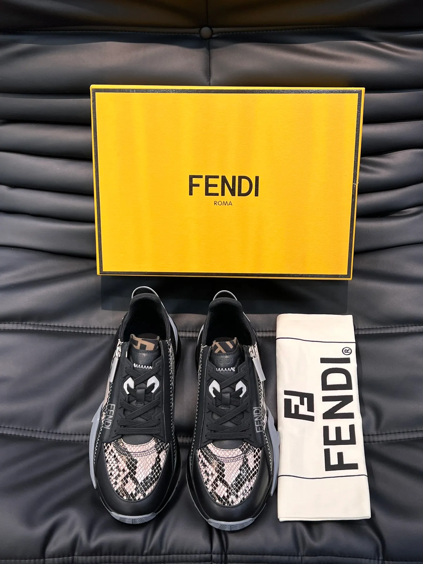 Men's shoes 💰p560 "Fend*" new men's casual sports shoes, equipped with elastic straps, side zippers, and corrugated soles engraved with F. Embossed Fendi Flow lettering on the heel. Made of technical fabric and a mix of blue and suede. Decorated with Lycra® details. FF graphic tongue. Ultra-light and wear-resistant EVA sole. Size: 38-44